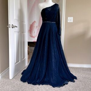 Mac Duggal LACE ONE SHOULDER ILLUSION SLEEVE A LINE GOWN size 4.